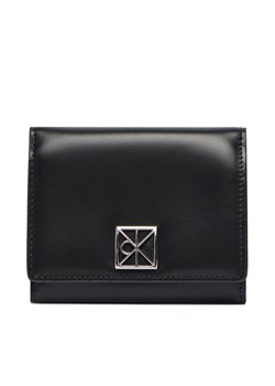Portfel Calvin Klein Emblem Hw Medium Trifold LV04F1082G Czarny ze sklepu eobuwie.pl w kategorii Portfele damskie - zdjęcie 186166917