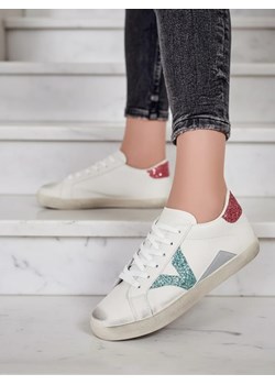 Royalfashion Sportowe sneakersy damskie z ozdobami Ginn ze sklepu royalfashion.pl w kategorii Trampki damskie - zdjęcie 186176679