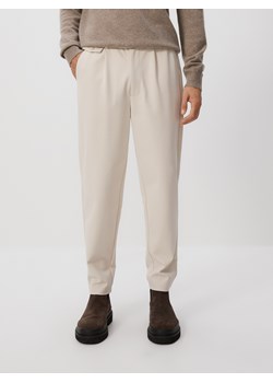 Reserved - Spodnie chino regular fit - beżowy ze sklepu Reserved w kategorii Spodnie męskie - zdjęcie 186183679