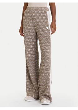 Guess Spodnie dresowe V5BB15 K1990 Brązowy Relaxed Fit ze sklepu MODIVO w kategorii Spodnie damskie - zdjęcie 186186806