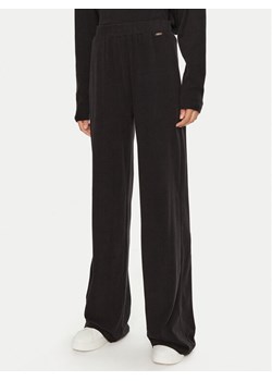 Guess Spodnie dresowe O4BB02 KCHZ2 Czarny Relaxed Fit - id: 0000304237591 - marki Guess - 186186829 Guess Spodnie dresowe O4BB02 KCHZ2 Czarny Relaxed Fit ze sklepu MODIVO w kategorii Spodnie damskie - zdjęcie 186186829