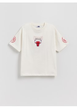 Reserved - T-shirt Chicago Bulls NBA - złamana biel ze sklepu Reserved w kategorii T-shirty chłopięce - zdjęcie 186191098