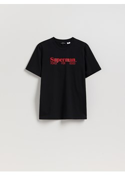 Reserved - Bawełniany t-shirt regular fit SUPERMAN™ - czarny - id: 673IH-99P - marki Reserved - 186194576 Reserved - Bawełniany t-shirt regular fit SUPERMAN™ - czarny ze sklepu Reserved w kategorii T-shirty męskie - zdjęcie 186194576