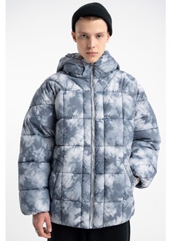 Szara pikowana ocieplana kurtka z nadrukiem na całości, kolor - kremowy, rozmiar - 140 ze sklepu REPORTER w kategorii Kurtki męskie - zdjęcie 186195738