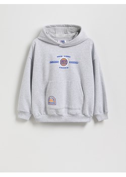 Reserved - Bluza New York Knicks NBA - jasnoszary ze sklepu Reserved w kategorii Bluzy chłopięce - zdjęcie 186198985