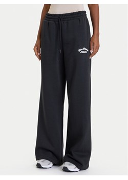 New Balance Spodnie dresowe WP53902 Czarny Relaxed Fit ze sklepu MODIVO w kategorii Spodnie damskie - zdjęcie 186205958