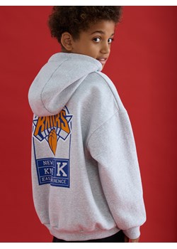 Reserved - Bluza New York Knicks NBA - jasnoszary ze sklepu Reserved w kategorii Bluzy chłopięce - zdjęcie 186207648