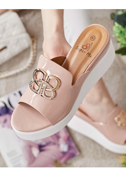 Royalfashion Lakierowane damskie klapki na koturnie Sailla ze sklepu royalfashion.pl w kategorii Klapki damskie - zdjęcie 186214257