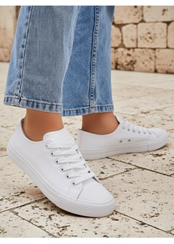 Aurelia Bianche – białe trampki Royalfashion ze skóry ekologicznej, płaskie ze sklepu royalfashion.pl w kategorii Trampki damskie - zdjęcie 186214265