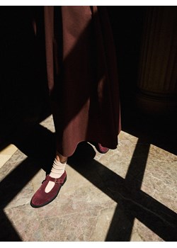 Mohito - Skórzane buty na płaskiej podeszwie - kasztanowy ze sklepu Mohito w kategorii Półbuty damskie - zdjęcie 186219988
