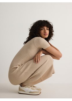 Reserved - Dzianinowa sukienka midi z wiskozy - beżowy ze sklepu Reserved w kategorii Sukienki - zdjęcie 186220096