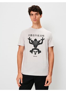 Sinsay - Bawełniana koszulka z nadrukiem Gremlins - kremowy ze sklepu Sinsay w kategorii T-shirty męskie - zdjęcie 186231486