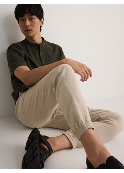 Reserved - Spodnie joggery z lnem - beżowy ze sklepu Reserved w kategorii Spodnie męskie - zdjęcie 186232409