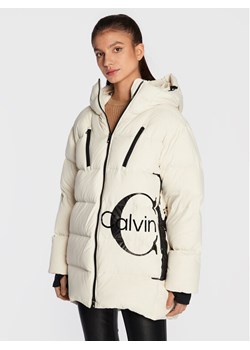 Calvin Klein Jeans Płaszcz zimowy J20J219849 Beżowy Regular Fit - id: 0000301185888 - marki Calvin Klein - 186233276 Calvin Klein Jeans Płaszcz zimowy J20J219849 Beżowy Regular Fit ze sklepu MODIVO w kategorii Płaszcze damskie - zdjęcie 186233276