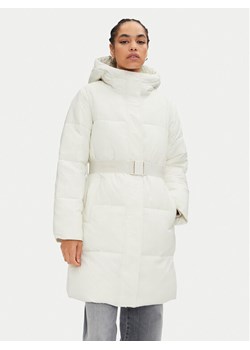 Calvin Klein Jeans Płaszcz zimowy J20J224122 Écru Relaxed Fit ze sklepu MODIVO w kategorii Kurtki damskie - zdjęcie 186233356