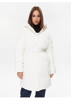 Calvin Klein Jeans Płaszcz zimowy J20J221894 Écru Regular Fit ze sklepu MODIVO w kategorii Płaszcze damskie - zdjęcie 186233437