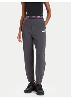 EA7 Emporio Armani Spodnie dresowe 7W000678 AF13151 U8117 Szary Regular Fit ze sklepu MODIVO w kategorii Spodnie damskie - zdjęcie 186233786
