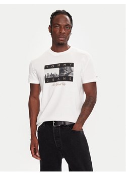 Tommy Jeans T-Shirt DM0DM22464 Biały Regular Fit ze sklepu MODIVO w kategorii T-shirty męskie - zdjęcie 186233827