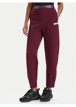 EA7 Emporio Armani Spodnie dresowe 7W000678 AF13151 M5064 Bordowy Regular Fit ze sklepu MODIVO w kategorii Spodnie damskie - zdjęcie 186233909