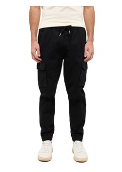 Męskie Spodnie Materiałowe Mustang Style Paris Jogger Cargo Black Beauty 1015896 4185 ze sklepu YouNeedit.pl w kategorii Spodnie męskie - zdjęcie 186244368