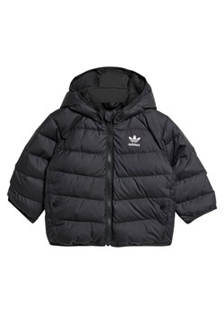 adidas Kurtka puchowa adicolor IX7493 Czarny Regular Fit ze sklepu MODIVO w kategorii Kombinezony i kurtki - zdjęcie 186247796