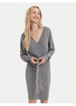 Vero Moda Sukienka dzianinowa 10269251 Szary Regular Fit ze sklepu MODIVO w kategorii Sukienki - zdjęcie 186247928