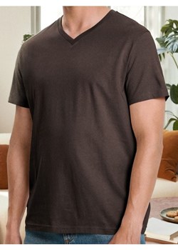 Sinsay - Koszulka basic z dekoltem w serek - brązowy ze sklepu Sinsay w kategorii T-shirty męskie - zdjęcie 186252067
