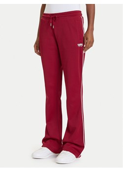 Guess Spodnie dresowe W5BB58 FL04W Bordowy Regular Fit ze sklepu MODIVO w kategorii Spodnie damskie - zdjęcie 186252635