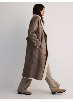 Reserved - Dwurzędowy płaszcz z kożuchem - brązowy ze sklepu Reserved w kategorii Płaszcze damskie - zdjęcie 186259987