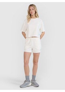 Damskie spodenki dresowe 4F 4FWSS25TSHOF531 - białe ze sklepu Sportstylestory.com w kategorii Szorty - zdjęcie 186263079