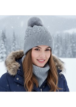 Damska czapka zimowa z pomponem szara ST-564C ze sklepu Stylion w kategorii Czapki zimowe damskie - zdjęcie 186265628