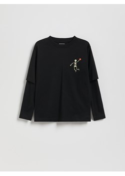 Reserved - Longsleeve z nadrukiem świecącym w ciemności - czarny - id: 040FI-99X - marki Reserved - 186265928 Reserved - Longsleeve z nadrukiem świecącym w ciemności - czarny ze sklepu Reserved w kategorii T-shirty chłopięce - zdjęcie 186265928