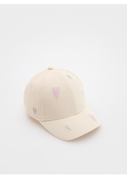 Reserved - Czapka z daszkiem z haftem - złamana biel ze sklepu Reserved w kategorii Czapki dziecięce - zdjęcie 186278288