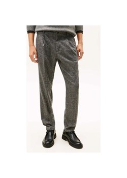 Tommy Hilfiger Spodnie chino HARLEM | Relaxed fit | z dodatkiem wełny ze sklepu Gomez Fashion Store w kategorii Spodnie męskie - zdjęcie 186285609