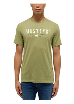 Męski T-Shirt Mustang Style Austin Loden Green 1015829 6353 ze sklepu YouNeedit.pl w kategorii T-shirty męskie - zdjęcie 186293328