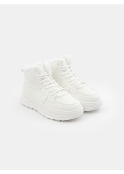 Sinsay - Sneakersy zimowe z futerkiem - biały ze sklepu Sinsay w kategorii Buty sportowe damskie - zdjęcie 186304016