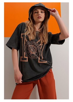 trendyol Koszulka w kolorze antracytowym ze sklepu Limango Polska w kategorii Bluzki damskie - zdjęcie 186308867