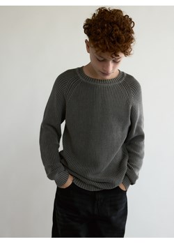 Reserved - Bawełniany sweter - ciemnoszary - id: 836BE-90X - marki Reserved - 186318967 Reserved - Bawełniany sweter - ciemnoszary ze sklepu Reserved w kategorii Bluzy chłopięce - zdjęcie 186318967