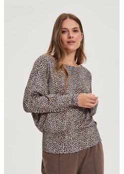 Sweter w panterkę beżowy ze sklepu Moodo.pl w kategorii Swetry damskie - zdjęcie 186321055