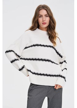 Sweter w paski z obniżoną linią ramion biały ze sklepu Moodo.pl w kategorii Swetry damskie - zdjęcie 186321086