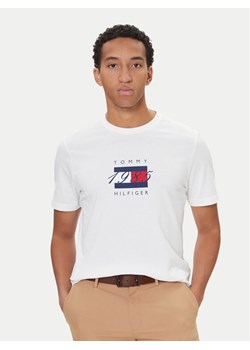 Tommy Hilfiger T-Shirt Linear Flag MW0MW41338 Biały Regular Fit - id: 0000305344120 - marki Tommy Hilfiger - 186323056 Tommy Hilfiger T-Shirt Linear Flag MW0MW41338 Biały Regular Fit ze sklepu MODIVO w kategorii T-shirty męskie - zdjęcie 186323056