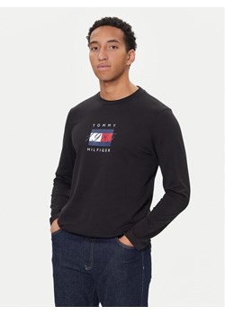 Tommy Hilfiger Longsleeve Linear Flag MW0MW41497 Czarny Regular Fit ze sklepu MODIVO w kategorii T-shirty męskie - zdjęcie 186323398