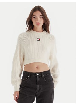 Tommy Jeans Sweter Badge DW0DW21677 Écru Regular Fit ze sklepu MODIVO w kategorii Swetry damskie - zdjęcie 186323536