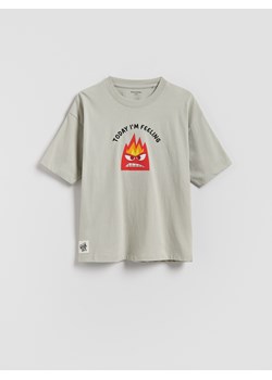 Reserved - T-shirt z nadrukiem Inside Out - jasnoszary - id: 298GS-09X - marki Reserved - 186330479 Reserved - T-shirt z nadrukiem Inside Out - jasnoszary ze sklepu Reserved w kategorii T-shirty chłopięce - zdjęcie 186330479