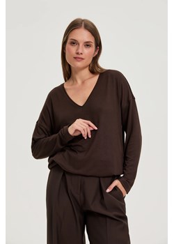 Sweter z dekoltem w serek brązowy ze sklepu Moodo.pl w kategorii Swetry damskie - zdjęcie 186331547