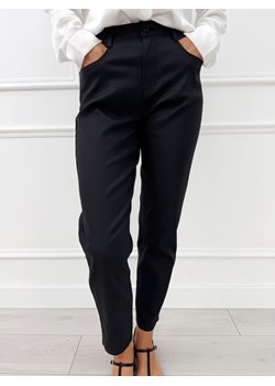 Czarne Woskowane Spodnie Mom Fit ze sklepu ModnaKiecka.pl w kategorii Spodnie damskie - zdjęcie 186332869