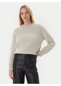 Calvin Klein Sweter LV044D359G Beżowy Relaxed Fit ze sklepu MODIVO w kategorii Swetry damskie - zdjęcie 186345019