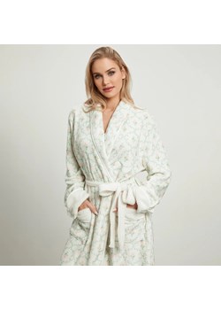 Długi szlafrok damski z kwiatowym motywem - Zielony S - id: 9440927908169 - marki Intimica - 186355278 Długi szlafrok damski z kwiatowym motywem - Zielony S ze sklepu Intimica.pl w kategorii Szlafroki damskie - zdjęcie 186355278