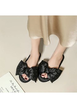 Kapcie satynowe z kokardą - Czarny 37 ze sklepu Intimica.pl w kategorii Kapcie damskie - zdjęcie 186358438