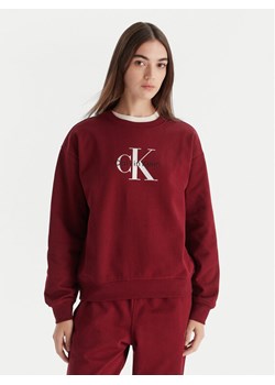 Calvin Klein Jeans Bluza Monologo LV047B234G Bordowy Relaxed Fit ze sklepu MODIVO w kategorii Bluzy damskie - zdjęcie 186379135